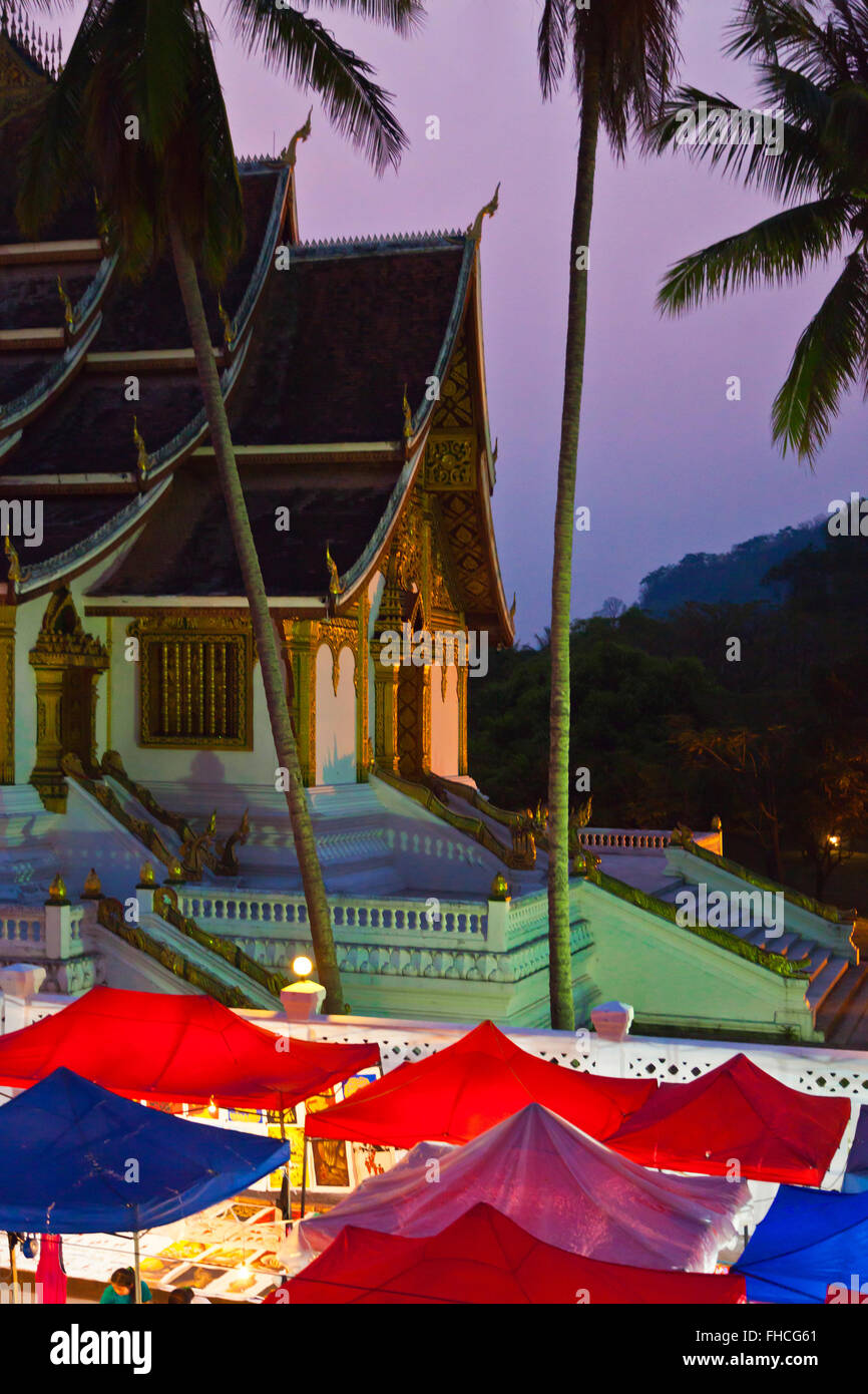 El Haw Pha Bang o Templo Real se sitúa por encima del famoso mercado nocturno - Luang Prabang, Laos Foto de stock