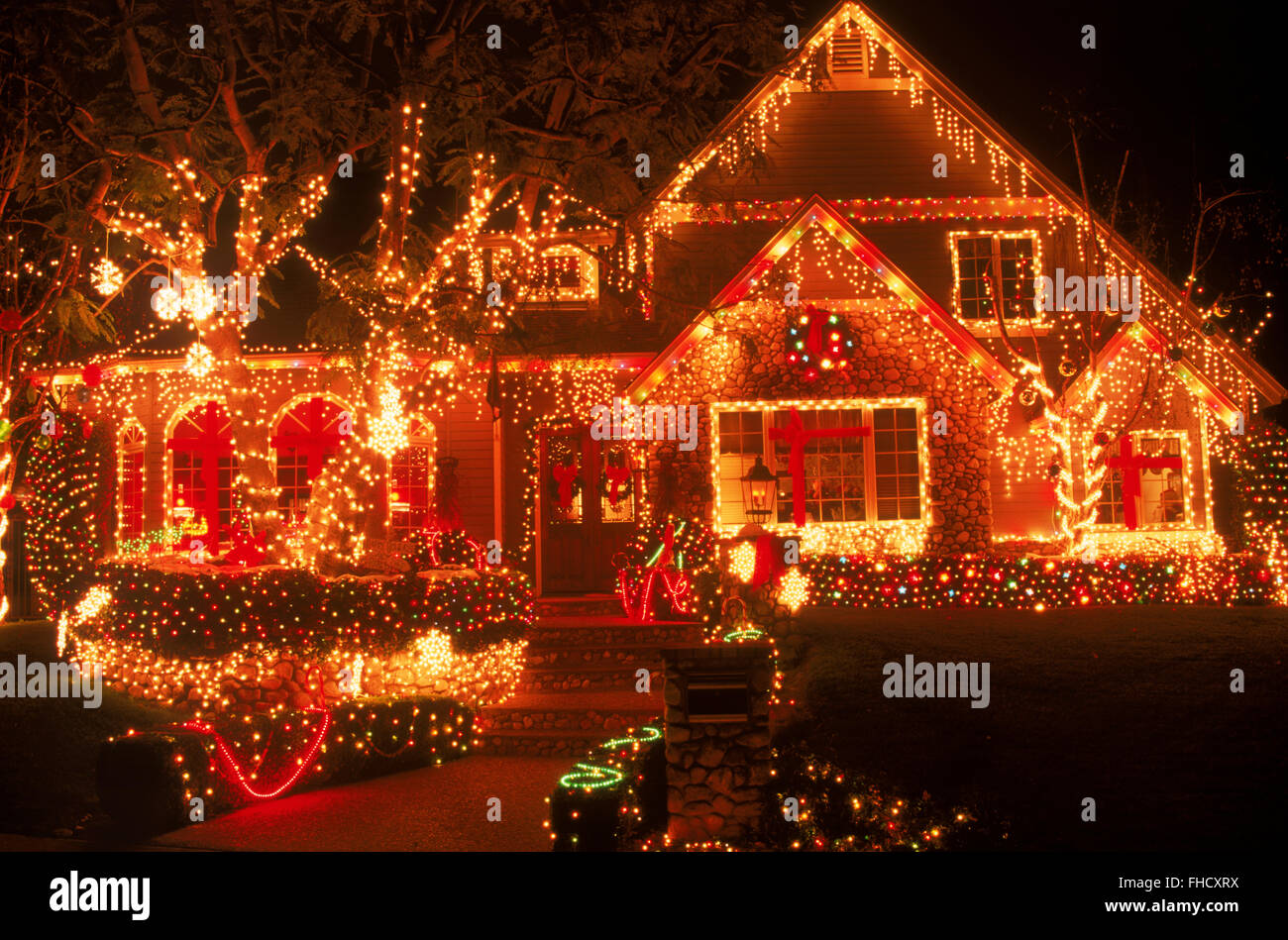 Casa brillantemente decorado en el sur de California por la noche durante la temporada de Navidad Foto de stock