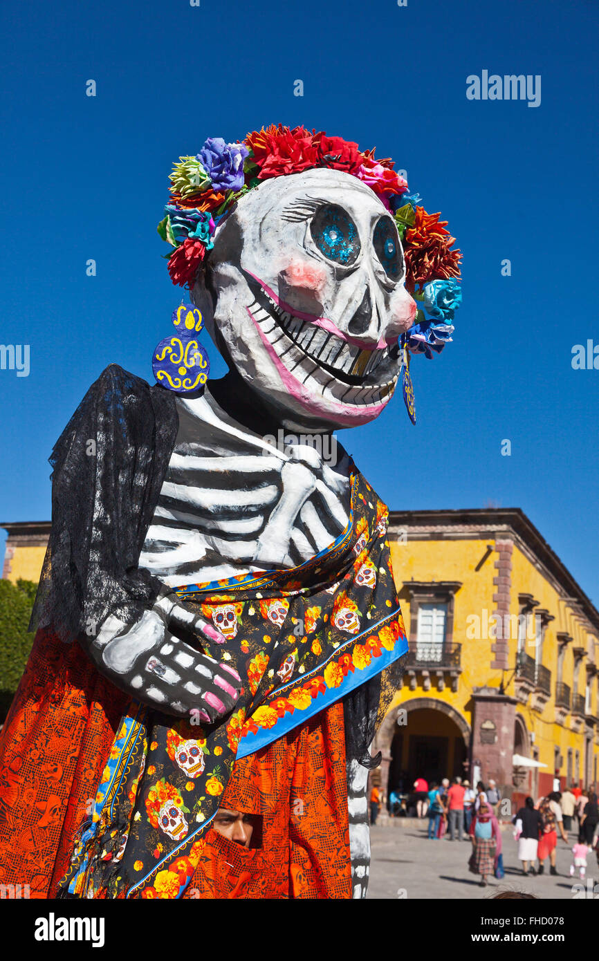 Un gigante de papel mache LA CALAVERA CATRINA o elegante cráneo, el icono del DÍA DE LOS MUERTOS - SAN MIGUEL DE ALLENDE, MÉXICO Fotografía de stock - Alamy Un gigante de papel mache LA CALAVERA CATRINA o elegante cráneo, el icono del DÍA DE LOS MUERTOS - SAN MIGUEL DE ALLENDE, MÉXICO Fotografía de stock - Alamy