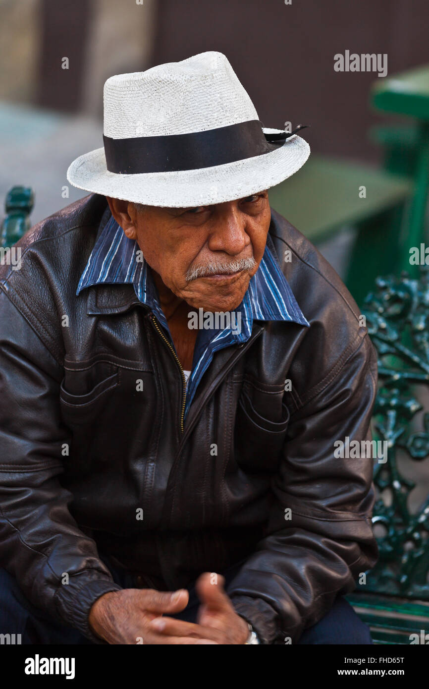 Anciano de sombrero blanco: Guanajuato, México Fotografía de stock - Alamy