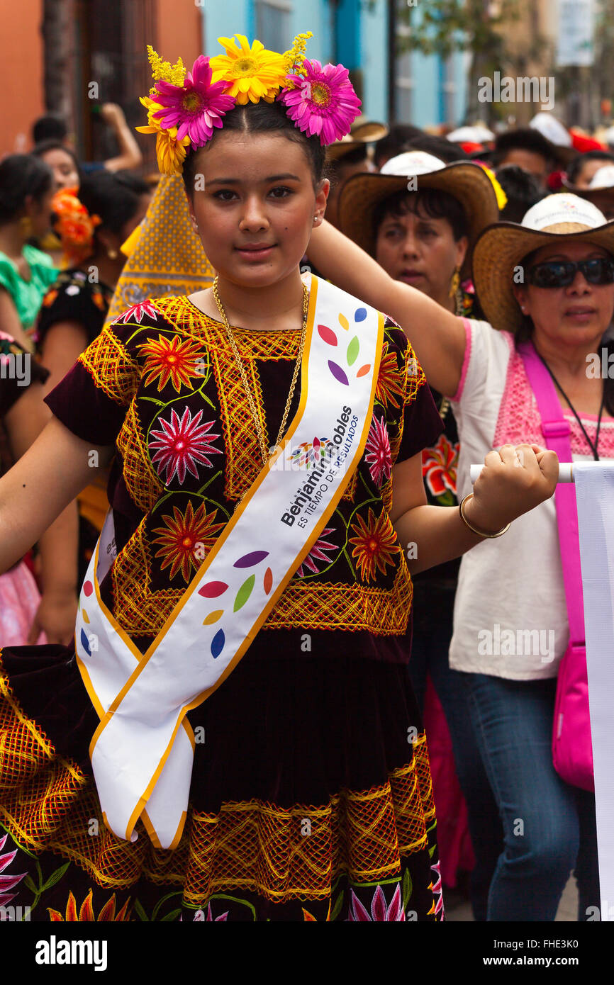 Una mujer mexicana vestidos tradicionalmente en un desfile durante la  Guelaguetza Julio Festival - OAXACA, MÉXICO Fotografía de stock - Alamy