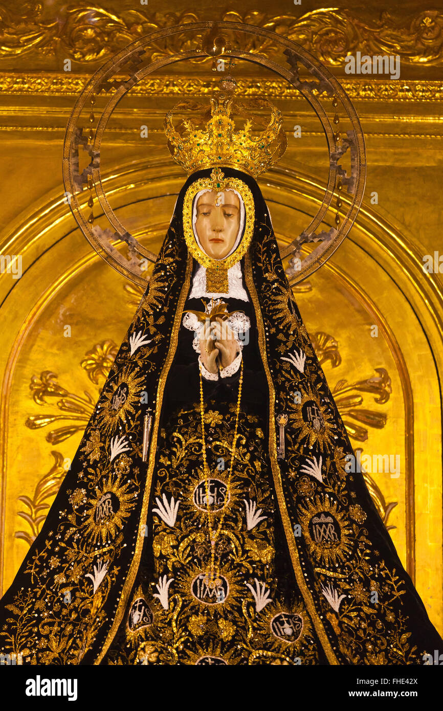La estatua de la VIRGEN DE LA SOLEDAD interior IGLESIA DE LA SOLEDAD