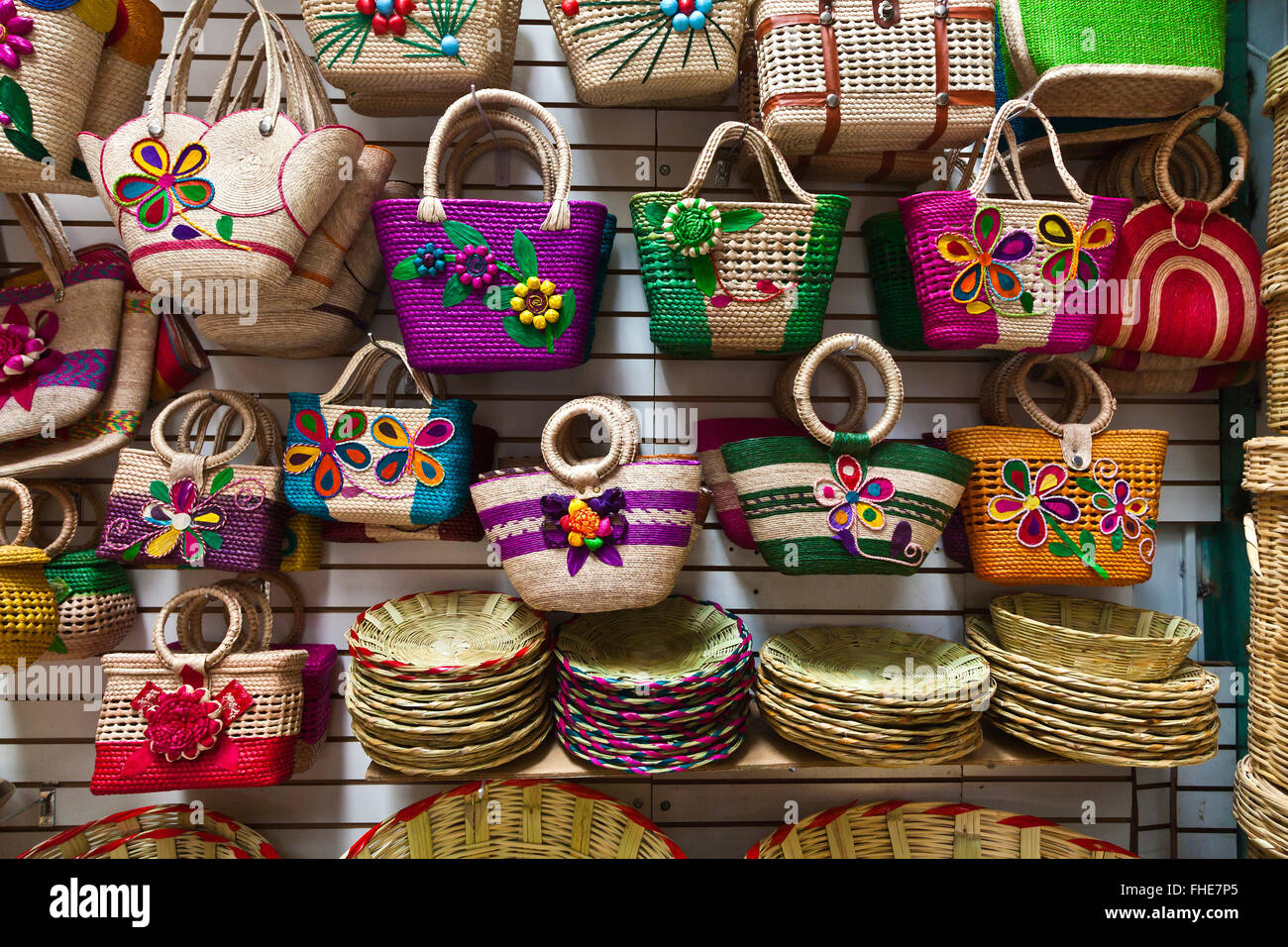 Bolsas tejidas y artesanía para su venta en el gigantesco mercado de Abasto  - OAXACA, MÉXICO Fotografía de stock - Alamy