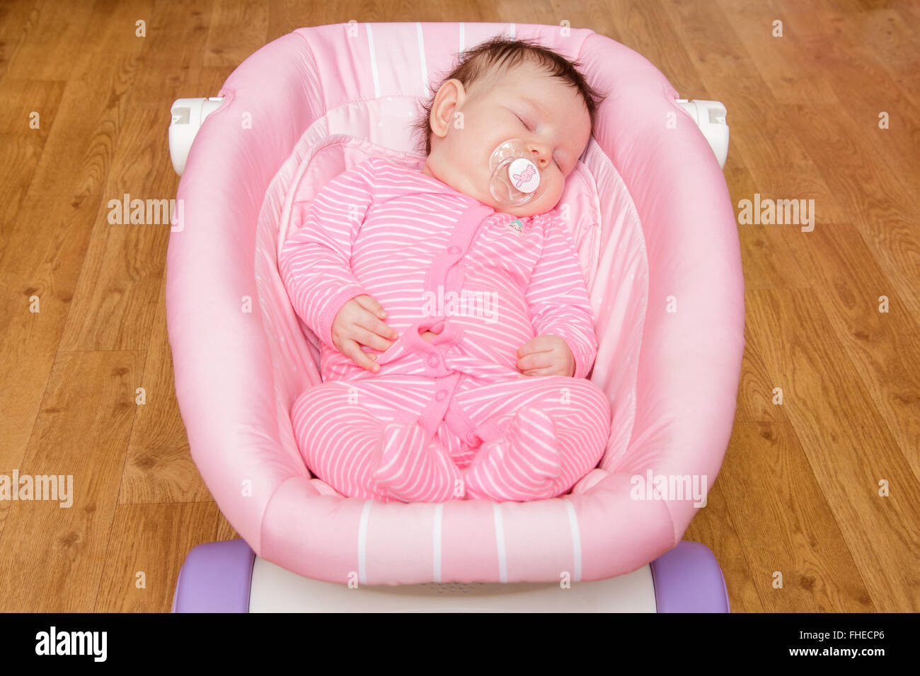 Pequeño bebé recién nacido duerme con chupete, bebé con scin