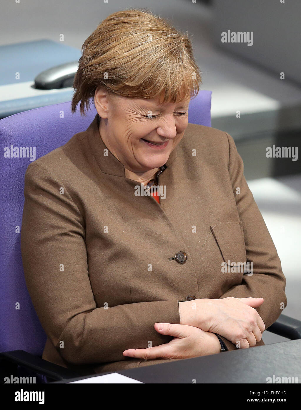 Berlín, Alemania. 25 Feb, 2016. La canciller alemana, Angela Merkel, sigue el debate sobre la introducción del procedimiento de asilo acelerado en el Bundestag alemán en Berlín, Alemania, el 25 de febrero de 2016. Foto: Wolfgang KUMM/dpa/Alamy Live News Foto de stock