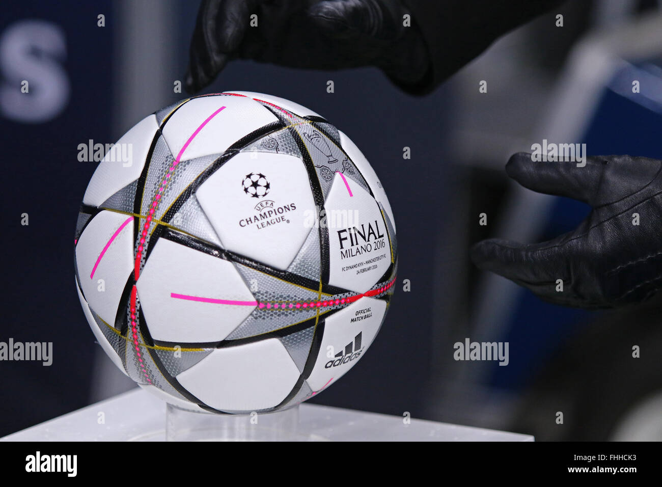 Ataque de nervios Agua con gas término análogo Champions league ball adidas final fotografías e imágenes de alta  resolución - Alamy