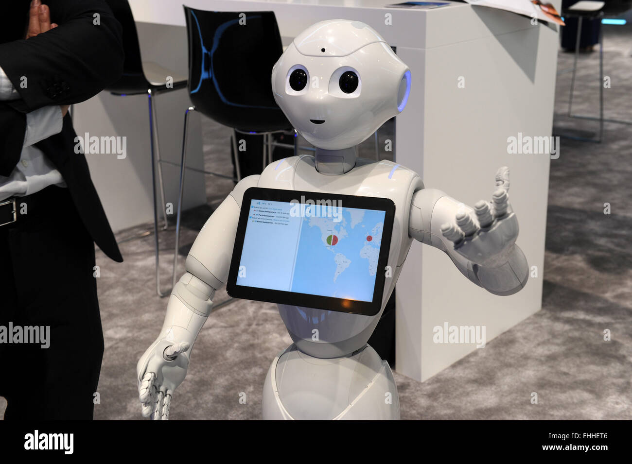 Barcelona, España. 25 Feb, 2016. El robot 'Pepper' de la compañía japonesa  Softbank se comunica con los visitantes en el Mobile World Congress en  Barcelona, España, 25 de febrero de 2016. La