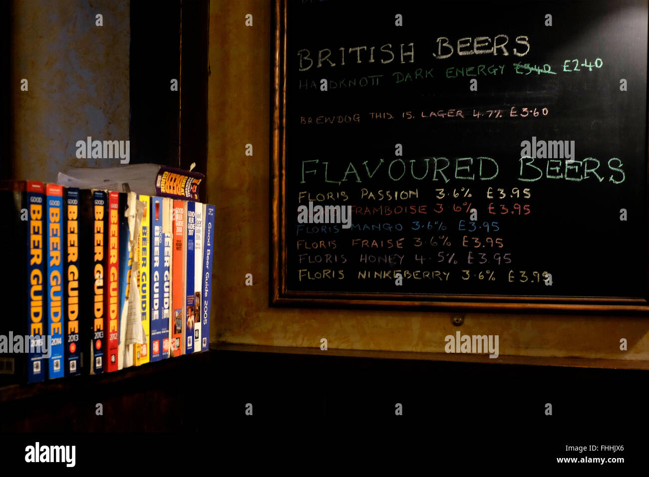Buena Cerveza guía libros en real ale tradicional pub en Inglaterra Foto de stock