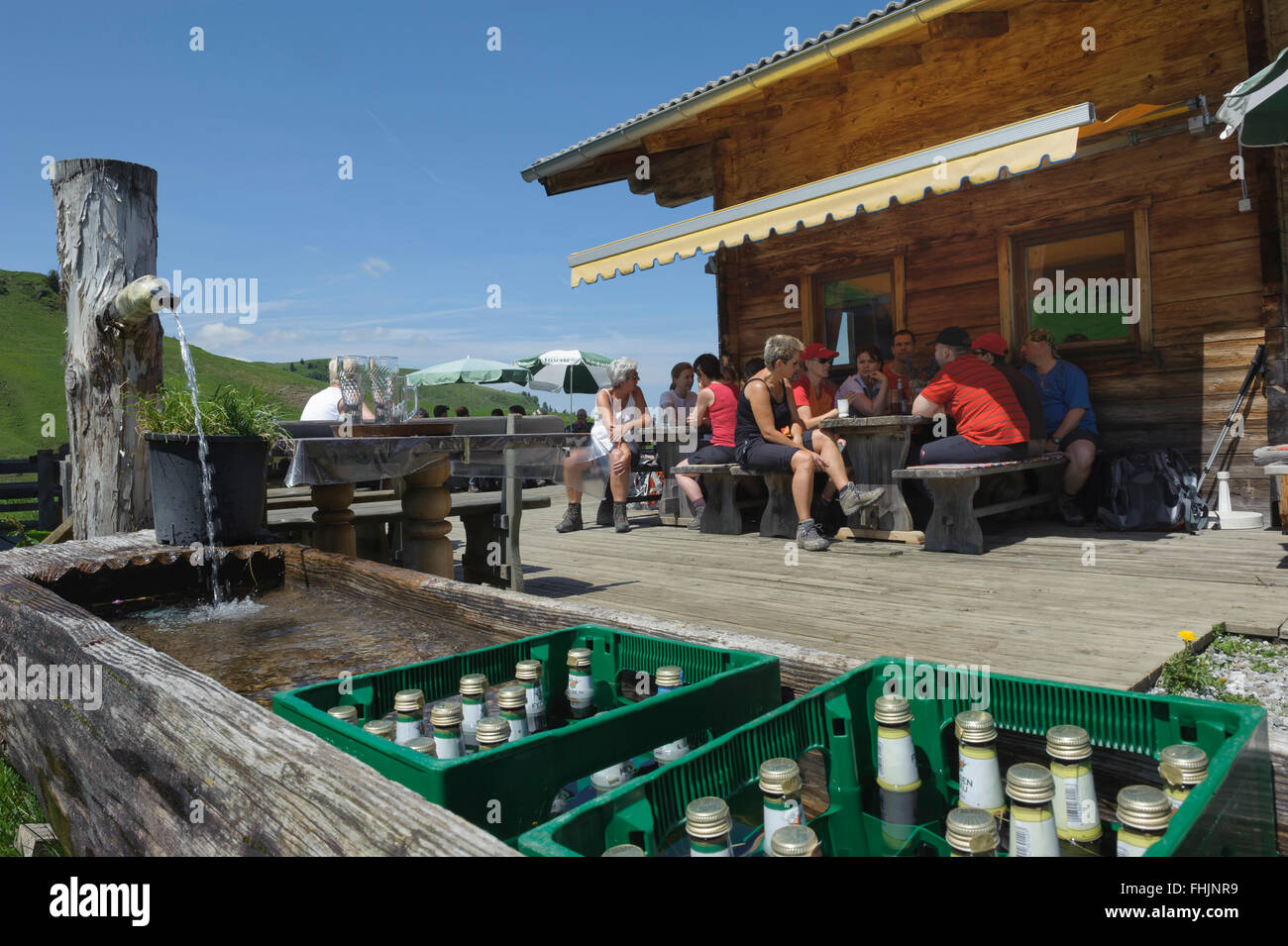 Excursionistas disfrutar de refrescos en la terraza del Lämmerbühel Alm. Kitzbühel. Austria. Europa Foto de stock