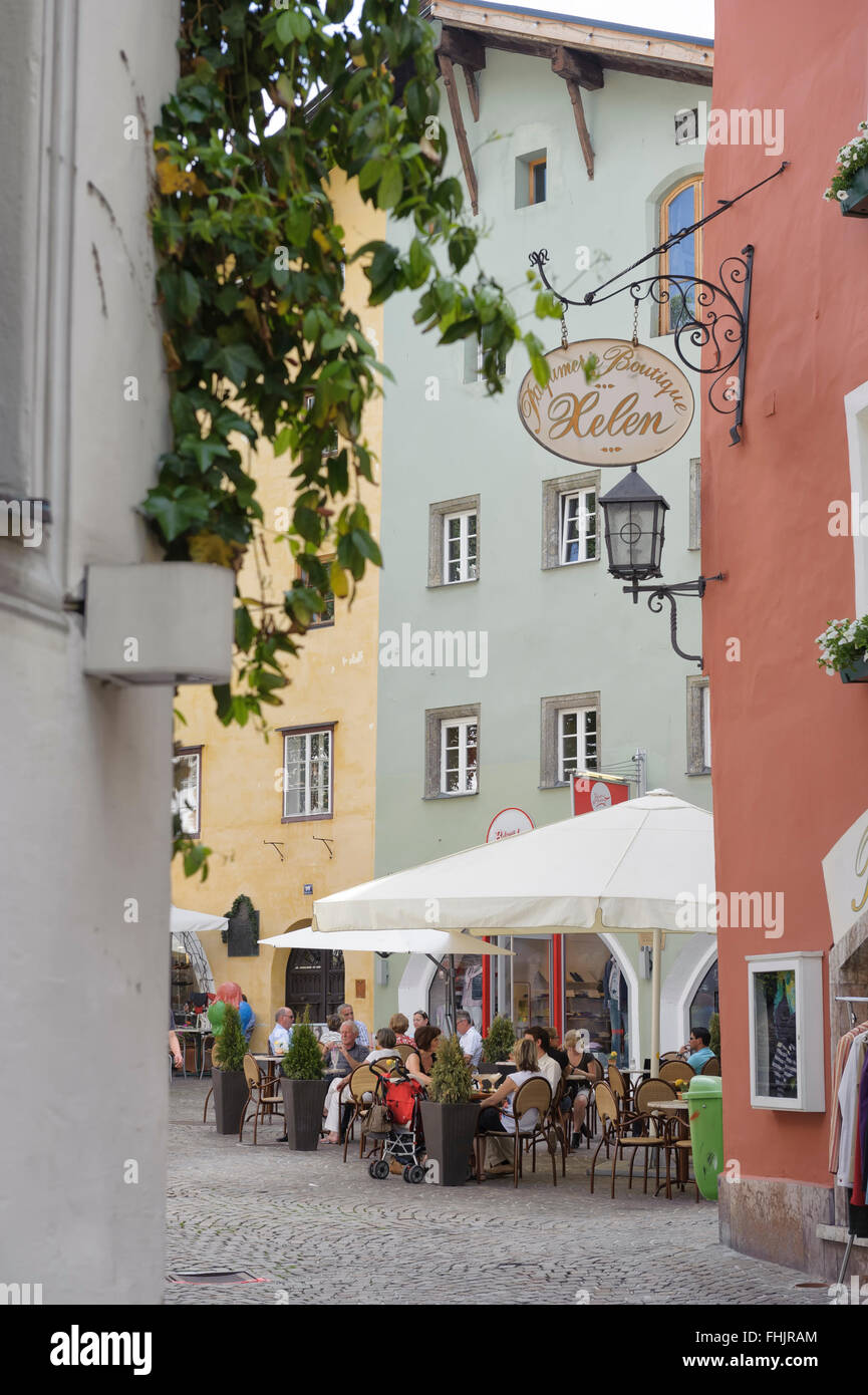 Cafeterías. El centro de la ciudad de Kitzbühel. Austria. Europa Foto de stock