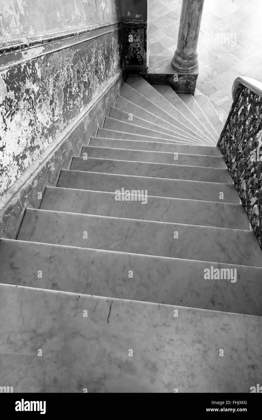 Mirando hacia abajo las escaleras en el edificio de apartamentos en La Habana, Cuba, Las Antillas, el Caribe, América Central Foto de stock