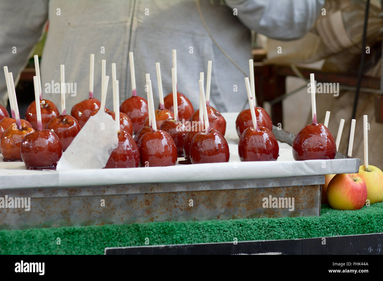 Las manzanas de caramelo en la pantalla en el establo para que la gente pueda comprar Foto de stock