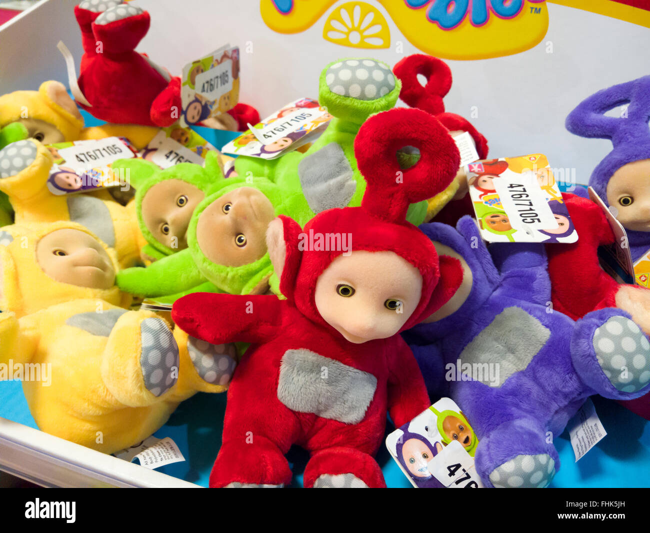 Teletubbies juguetes infantiles en la pantalla en una tienda. Foto de stock