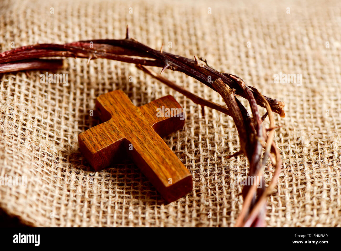 Una pequeña cruz de madera y una representación de la corona de espinas