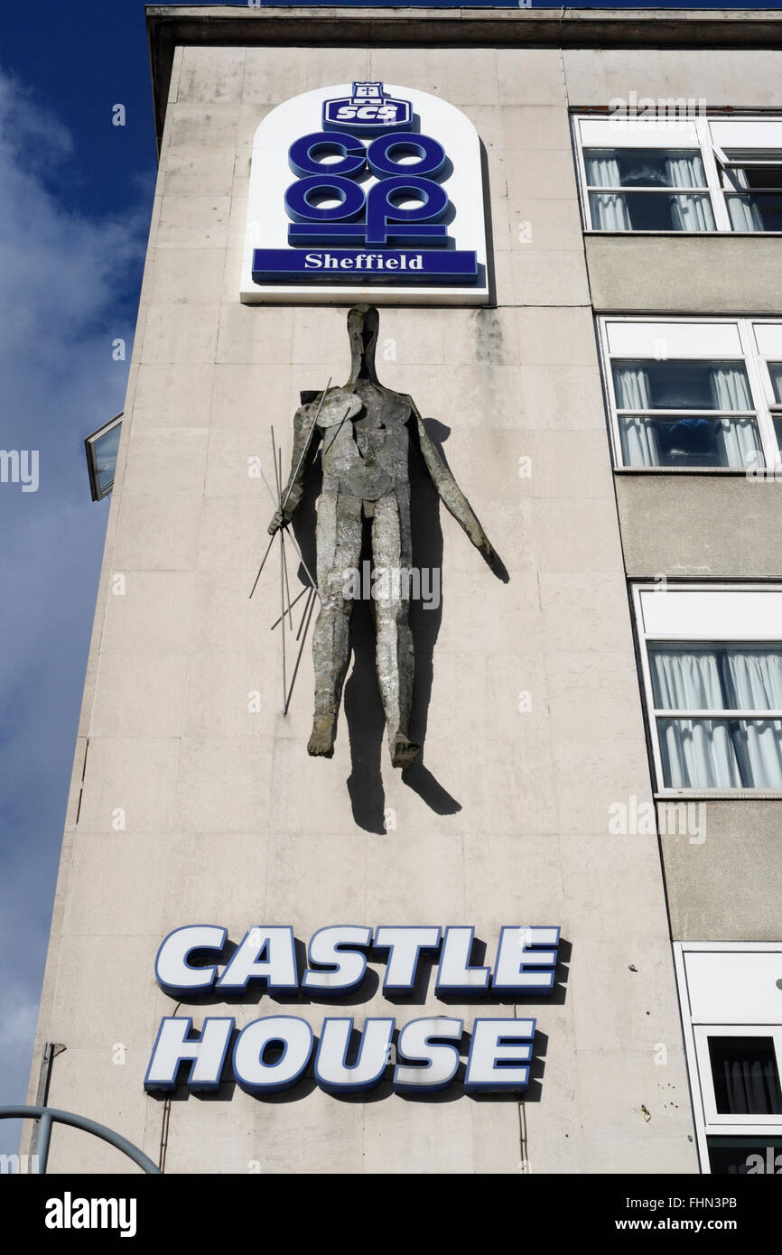 Edificio de la Casa del Castillo en el centro de la ciudad, escultura Vulcan de Boris Tietze, arquitectura de posguerra de los años sesenta, antigua tienda por departamentos Foto de stock