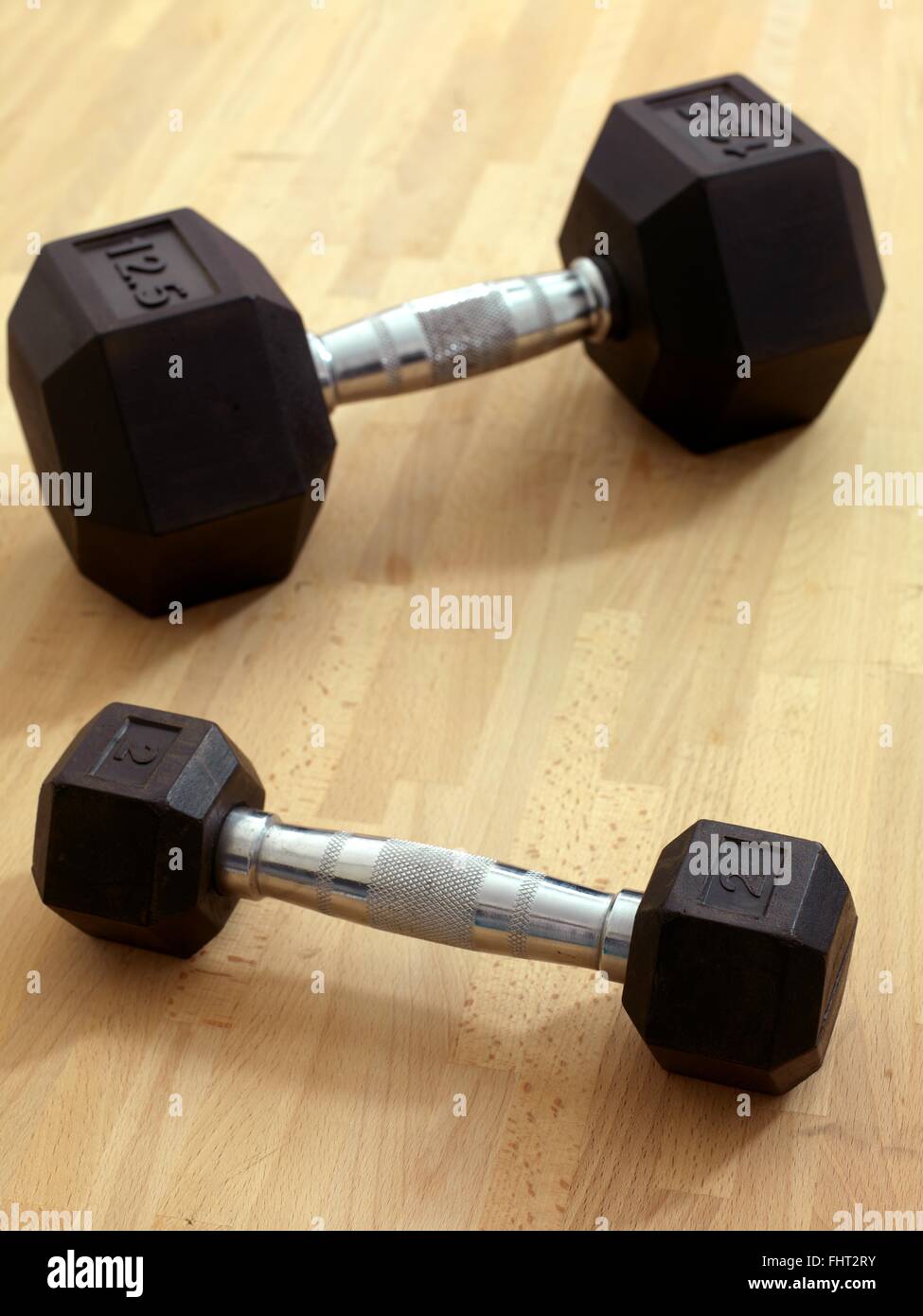 Gimnasio y equipo de ejercicio en el gimnasio. Foto de stock