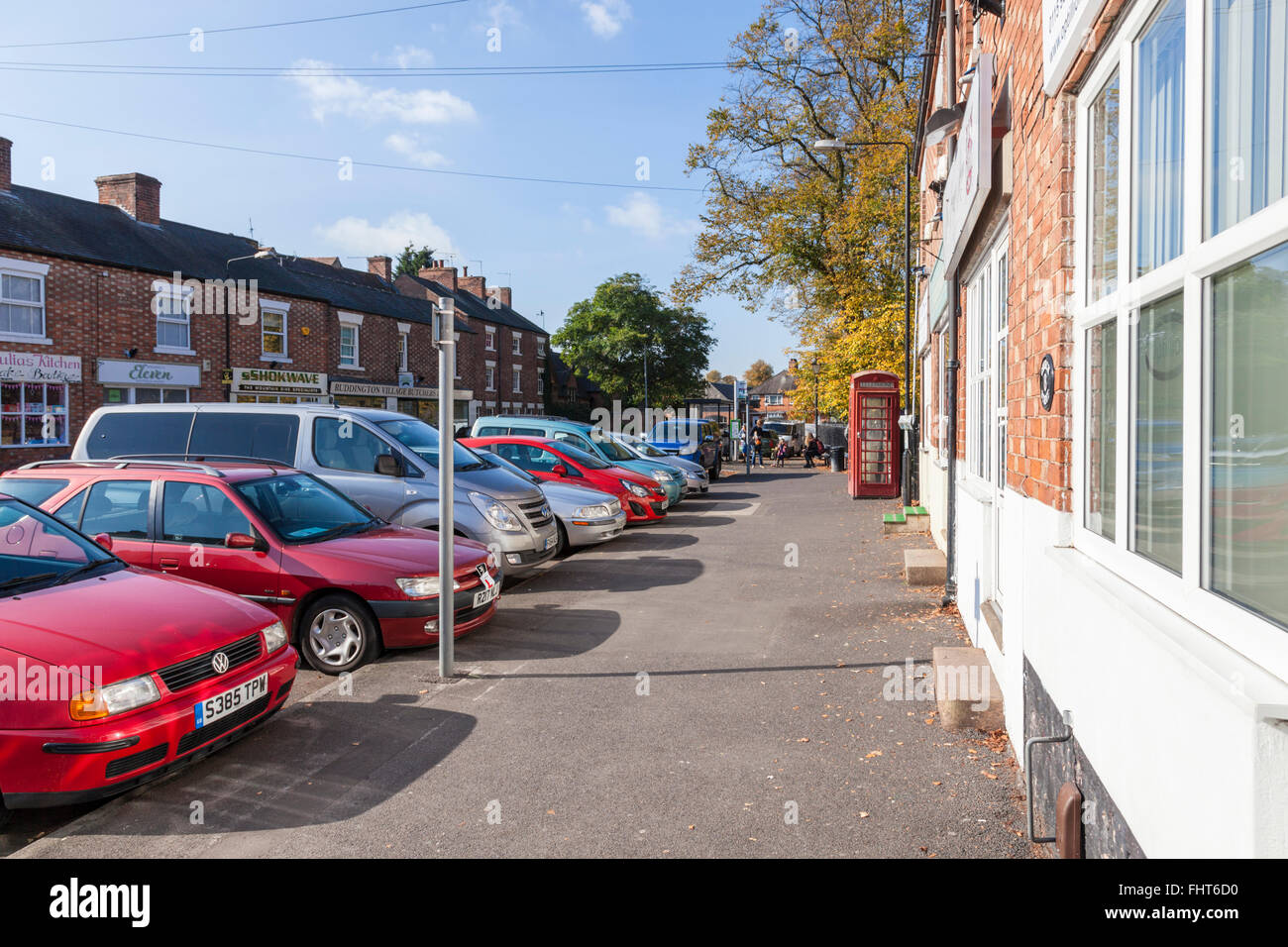 Coches aparcados en una calle lateral en la parte delantera del vehículo hacia la acera, Ruddington, Nottinghamshire, Inglaterra, Reino Unido. Foto de stock