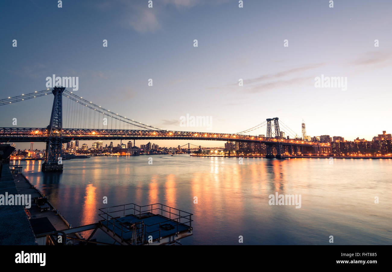 La luz reflejada en el East River en Manhattan Bridge al atardecer Foto de stock