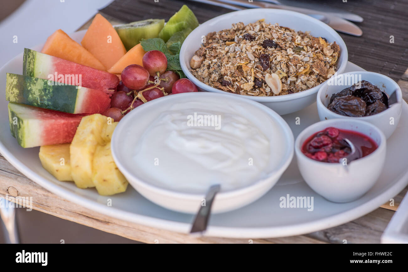 Plato de frutas sanas con muesli y yogur para desayunar Foto de stock