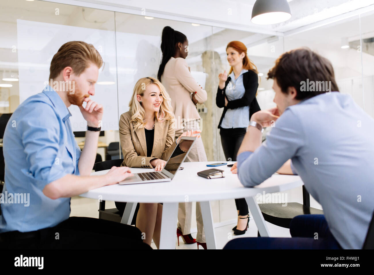 Grupo de hombres de negocios que trabajan en oficina y debatir nuevas ideas Foto de stock
