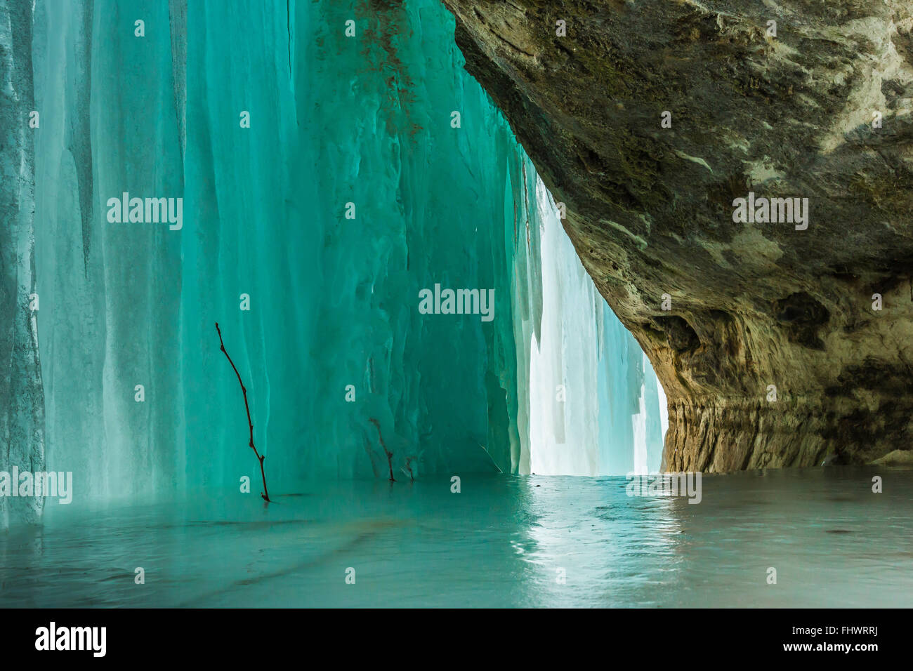 Hielo translúcido retroiluminado en las cortinas, la formación de hielo en el Lago nacional Pictured Rocks, en la Península Superior, Michigan, EE.UU. Foto de stock