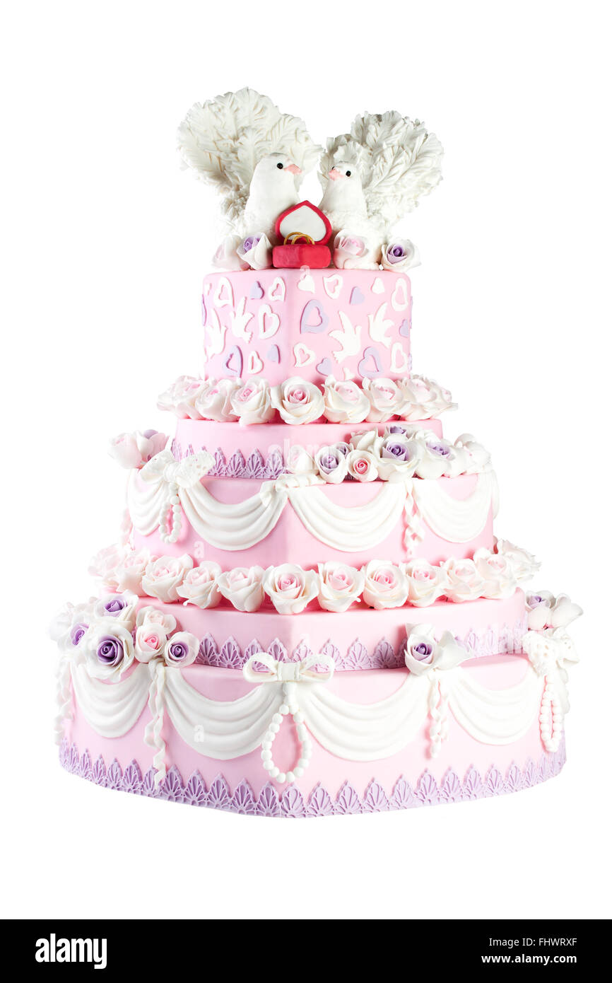 Hermosa rosa y blanco pastel de bodas en capas con palomas, rosas y los anillos de boda Sobre la parte superior. Pastel de boda increíble aislado en w Foto de stock