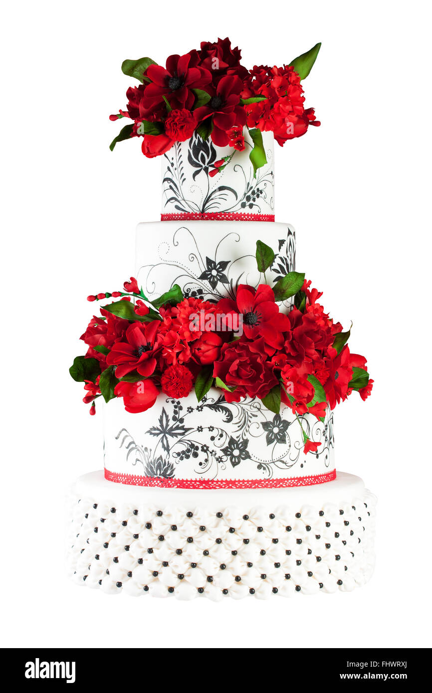 Pastel de boda blanco con adorno floral y rojo arreglo floral aislado sobre fondo blanco. Foto de stock
