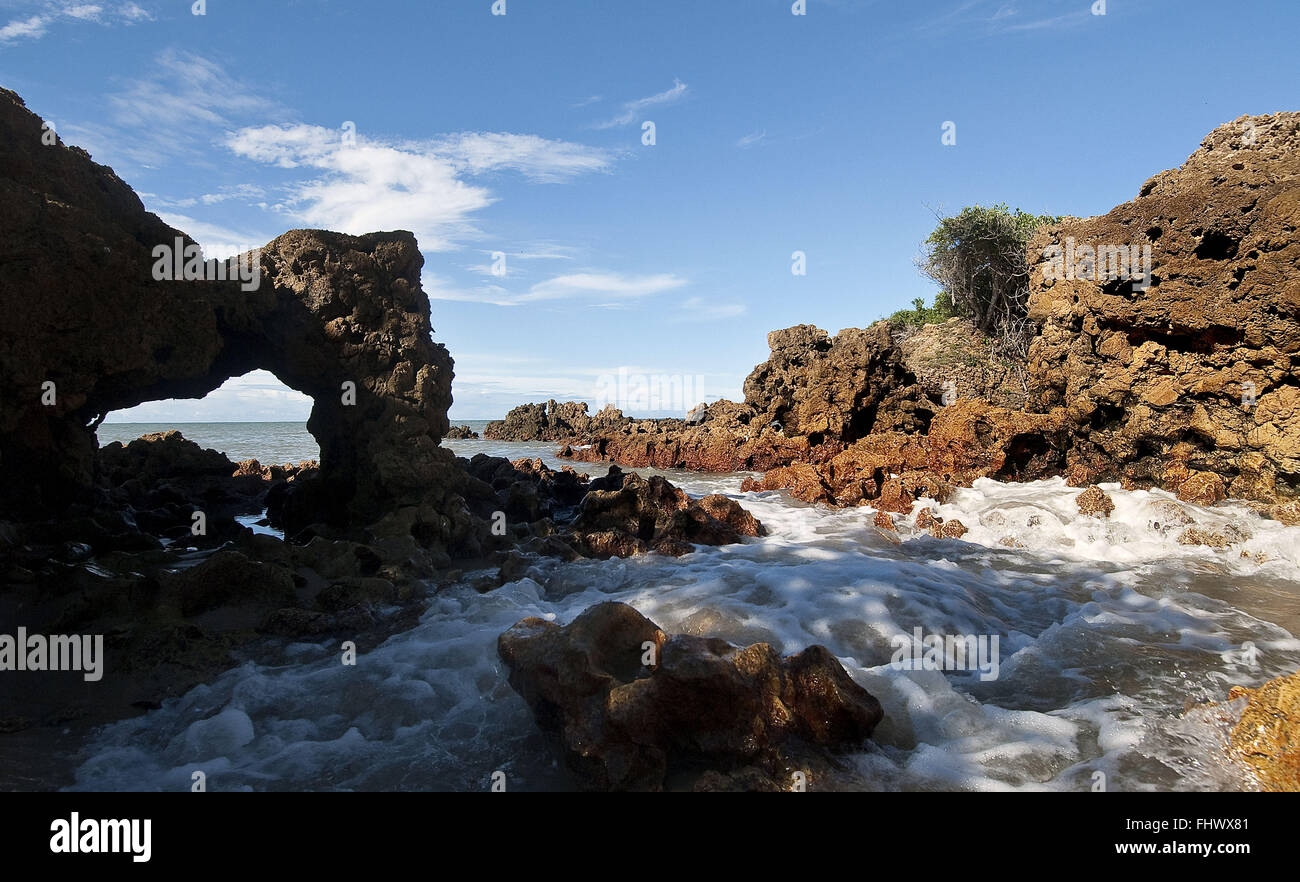 Formación geológica en la playa de Tambaba Conde - costa sur de Paraiba Foto de stock