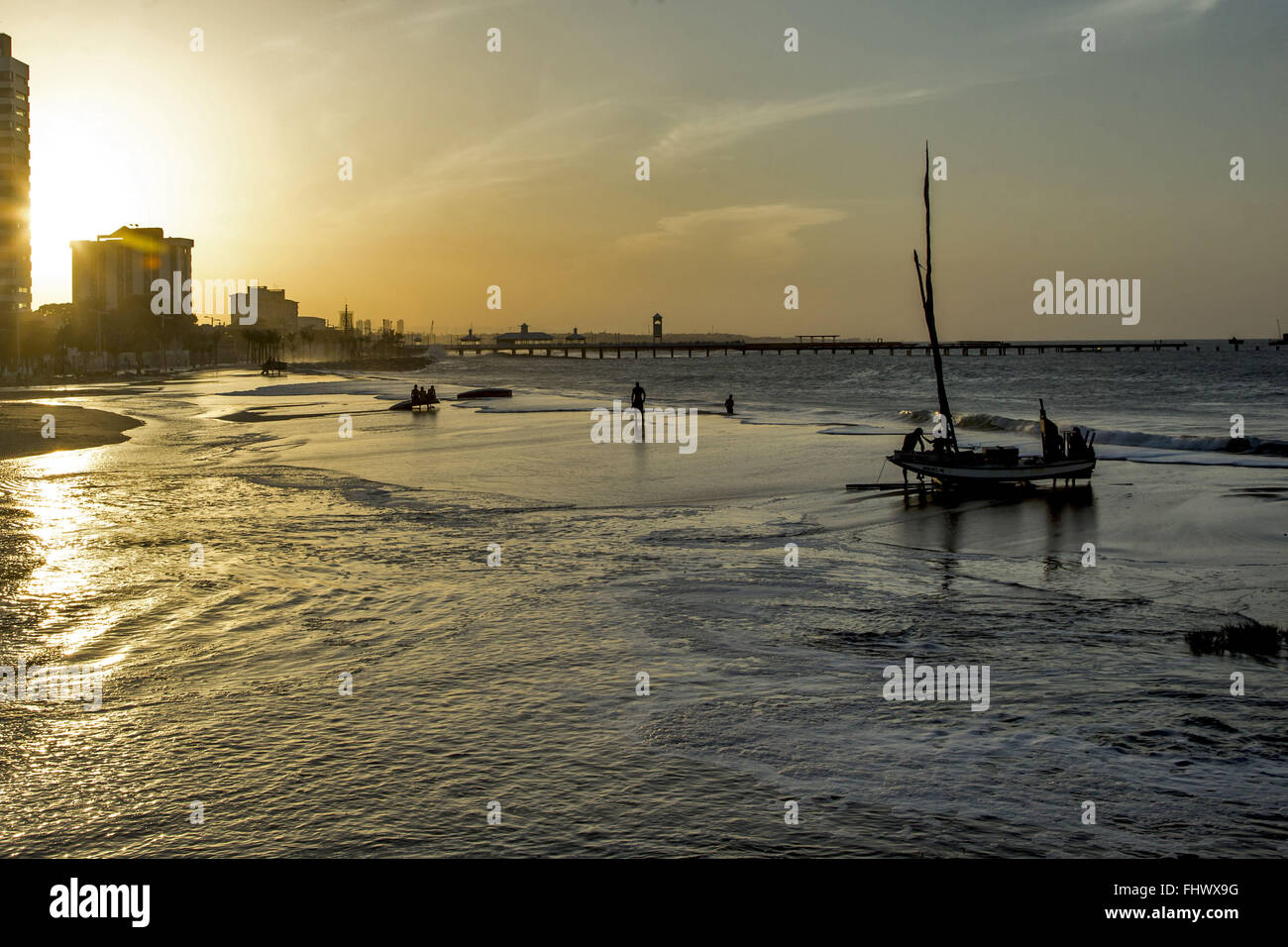 Barco de pescadores en la Playa de Iracema al atardecer Foto de stock