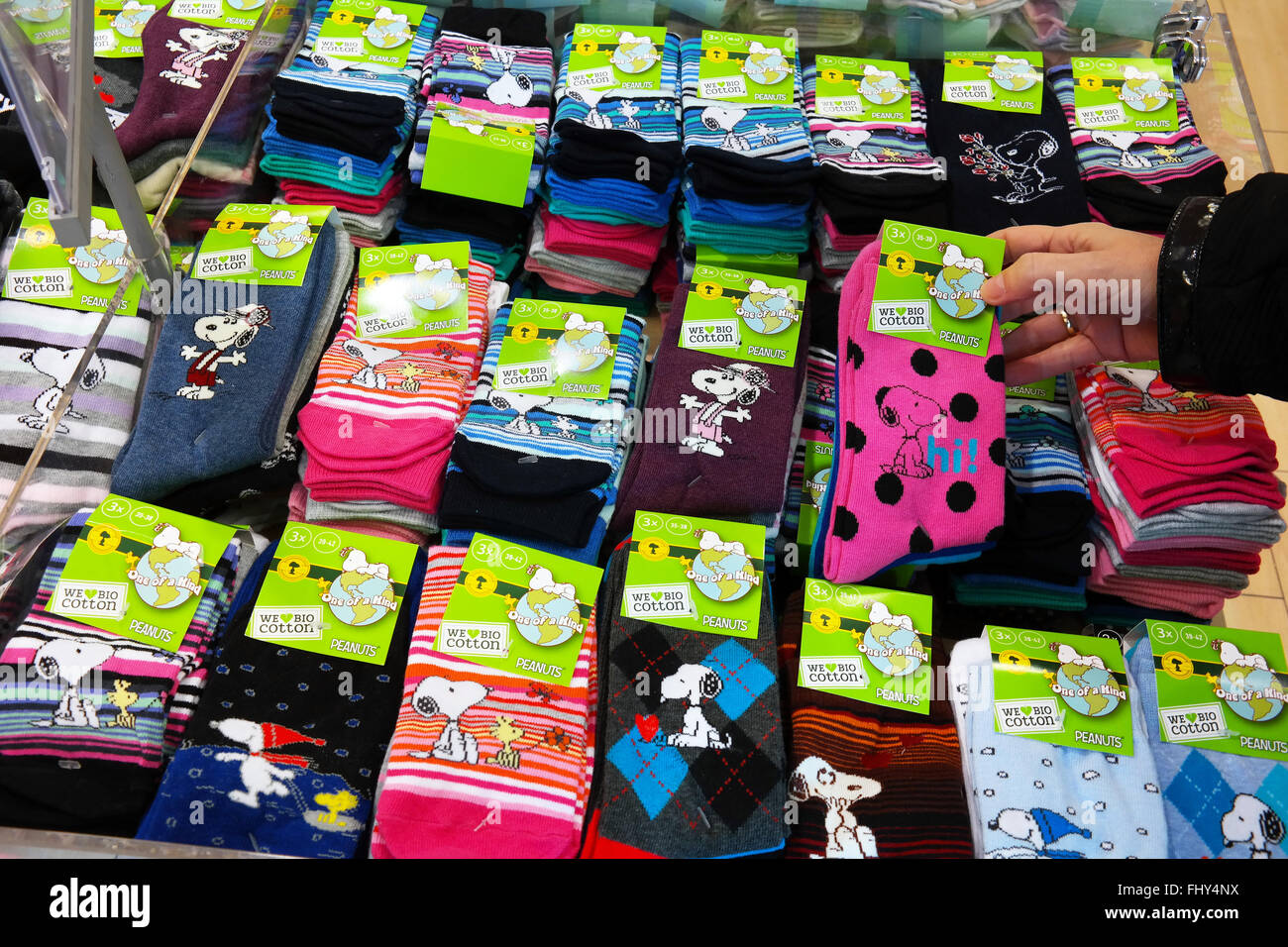 Pantalla con diseño de Snoopy calcetines en C&A tienda de ropa de moda  Fotografía de stock - Alamy
