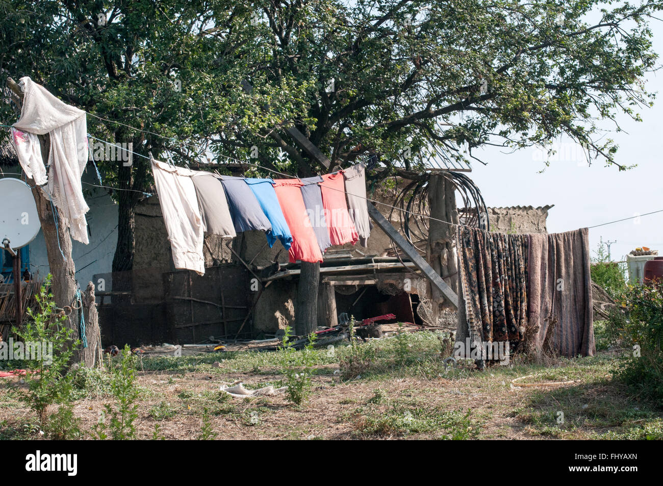 Viejas casas de madera con varios vestir en el sol Foto de stock