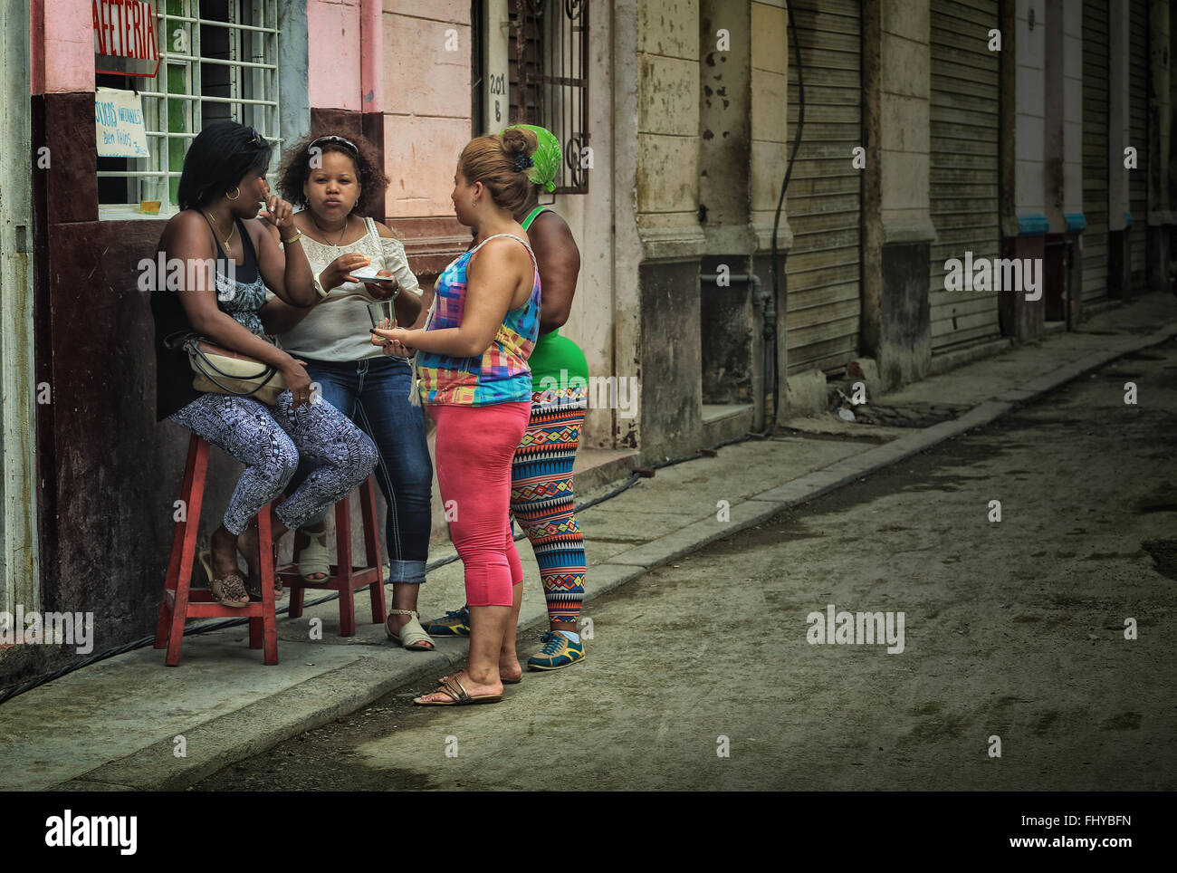 Escena de una calle de La Habana Vieja. Las mujeres cubanas, hablando en la calle Foto de stock
