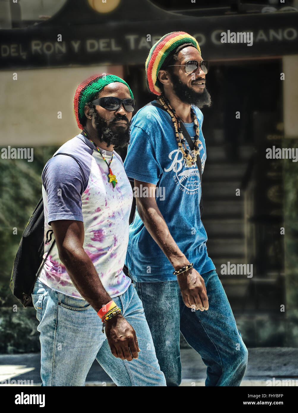 Escena callejera. Retrato de negros cubanos rastafari Foto de stock