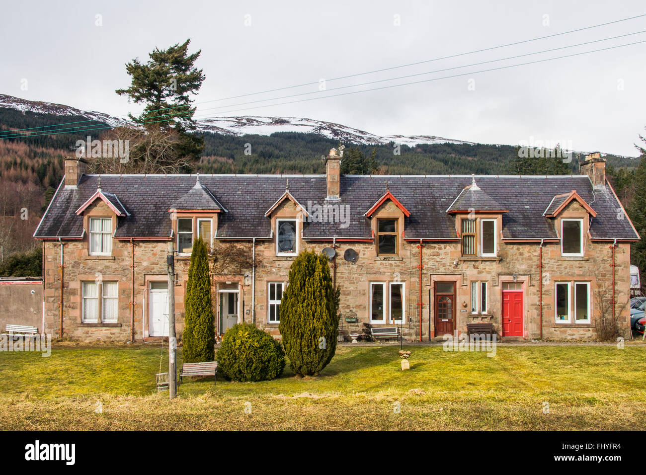 Fachada de casas en Fort Augustus, Highlands escocesas Foto de stock