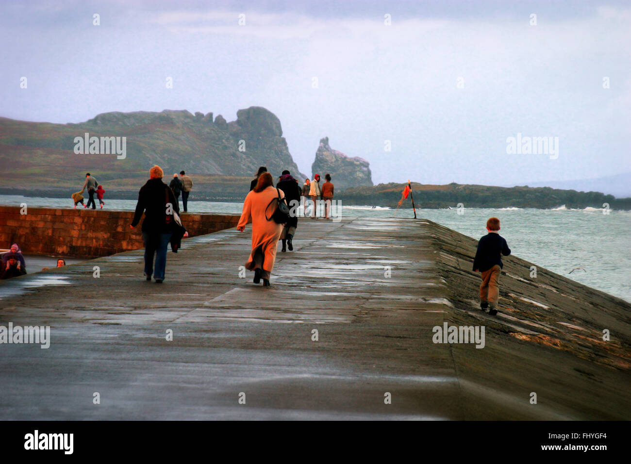 La gente caminando en Howth Pier Fingal County Dublin Irlanda Foto de stock