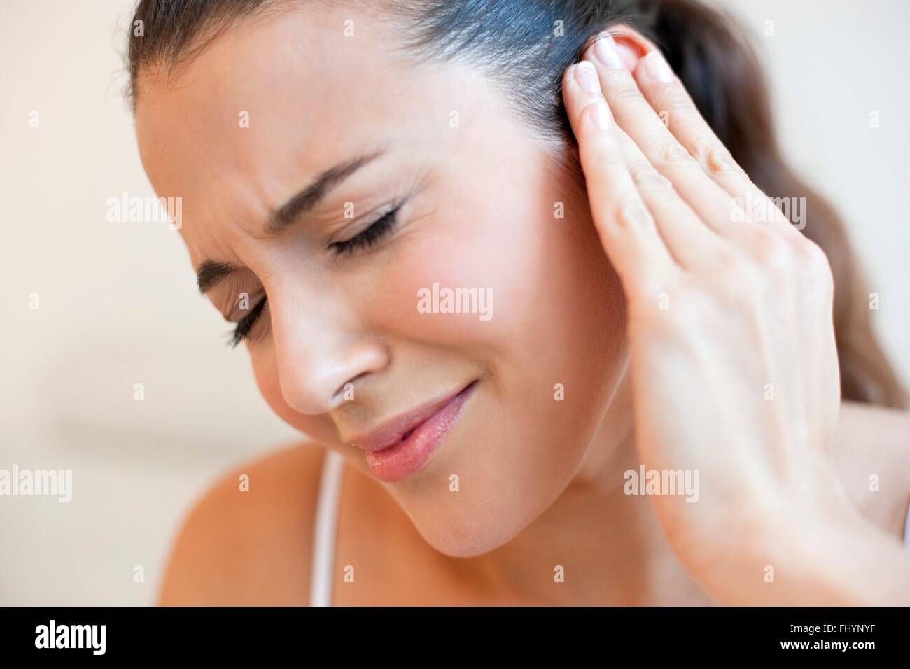 Modelo liberado. Mujer tocando su oído con dolor de oído. Foto de stock