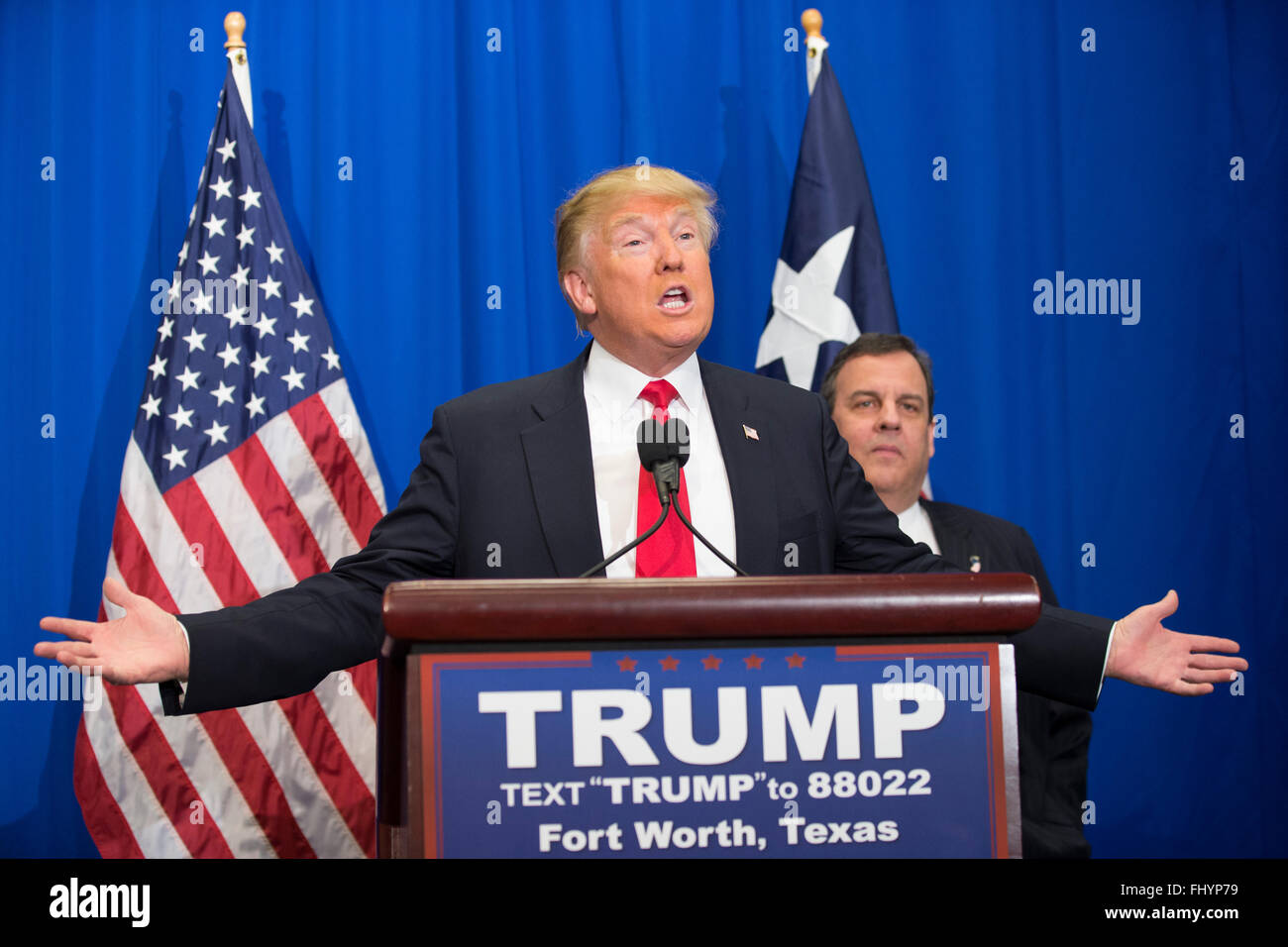 Nominado candidato presidencial republicano Donald Trump obtener respaldo de ex candidato Chris Christie Foto de stock