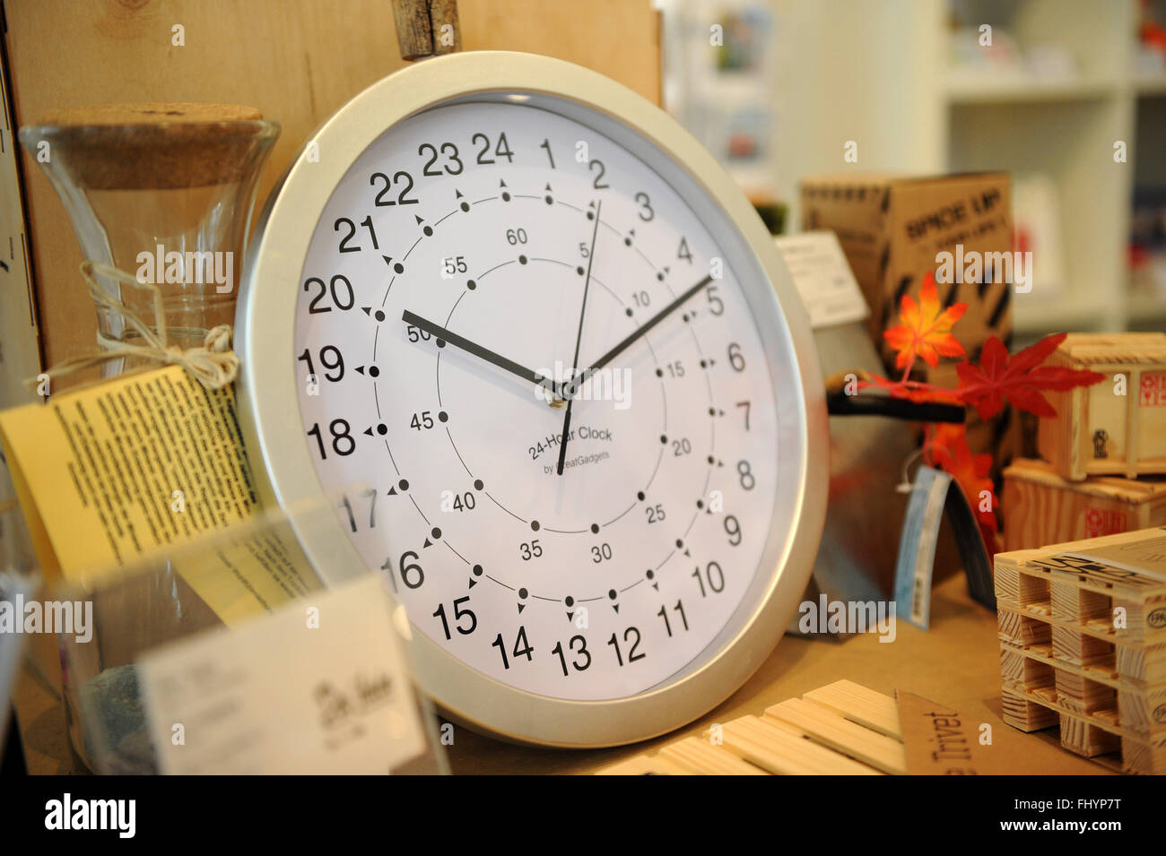 Berlín, Alemania. 24 Feb, 2016. Un reloj de 24 horas pueden ser vistos en  la tienda "inventor" en Berlín, Alemania, el 24 de febrero de 2016. Berlín  siempre fue una ciudad de