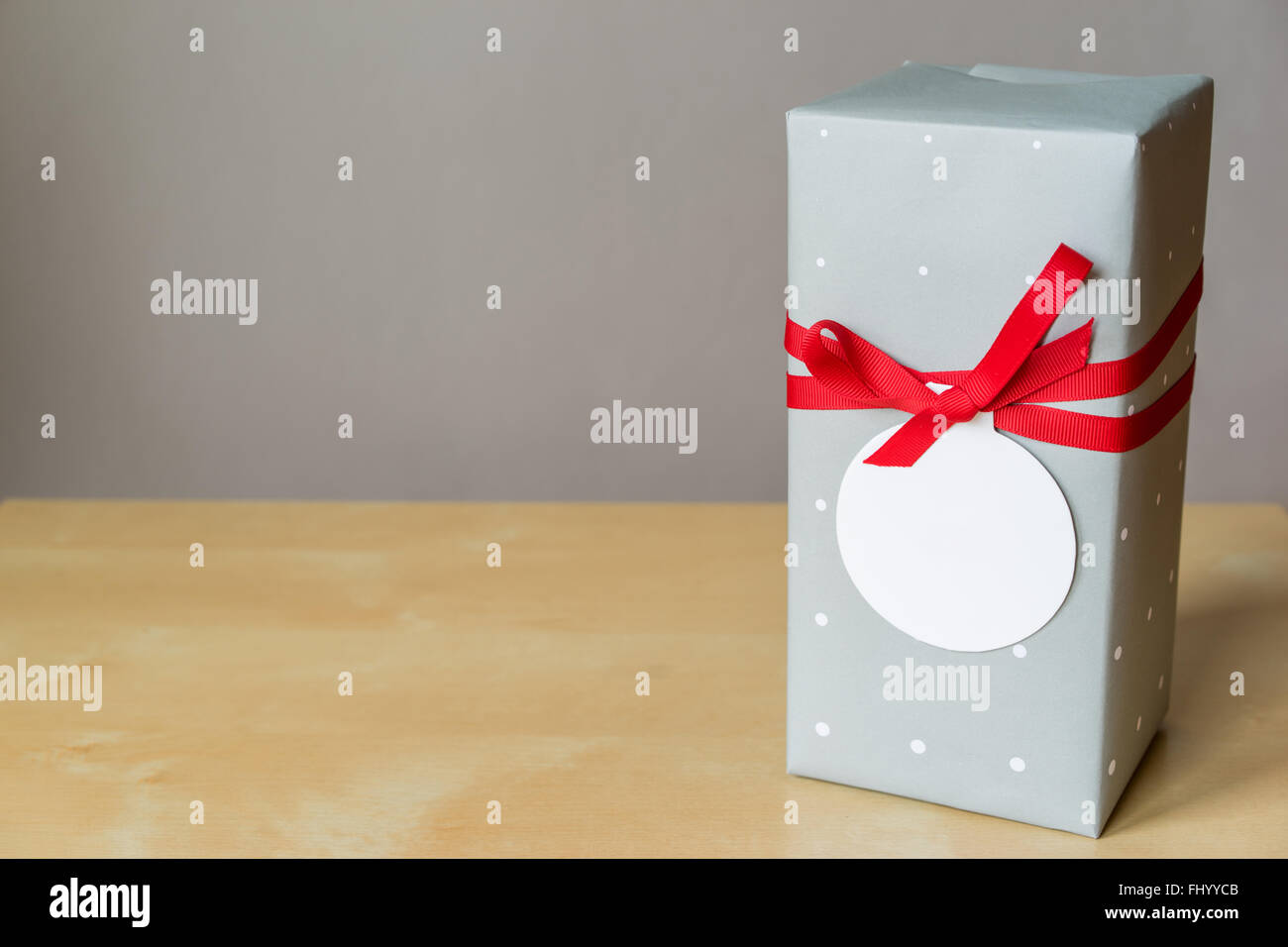 Caja de regalo sobre la mesa de madera con copia espacio en la tarjeta de felicitación, trazado de recorte incluido Foto de stock