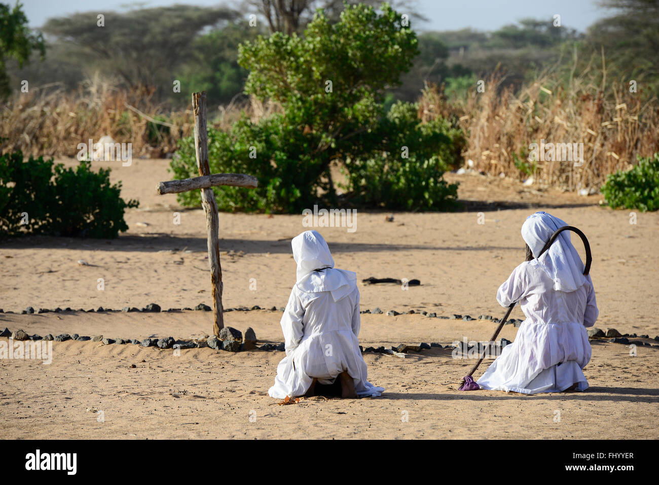 Kenia Turkana, Lodwar, dos mujeres Turkana cristiano orar en openair iglesia en pueblo / Kenia, Turkana, Lodwar, zwei Frauen beten christliche Turkana en Kirche unter freiem Himmel Foto de stock