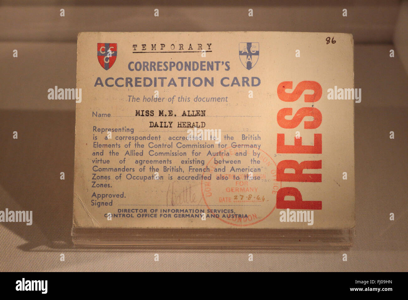Credencial de Prensa del corresponsal de guerra para Alemania en 1966 en exhibición en el Imperial War Museum North, Salford, Manchester, Reino Unido. Foto de stock