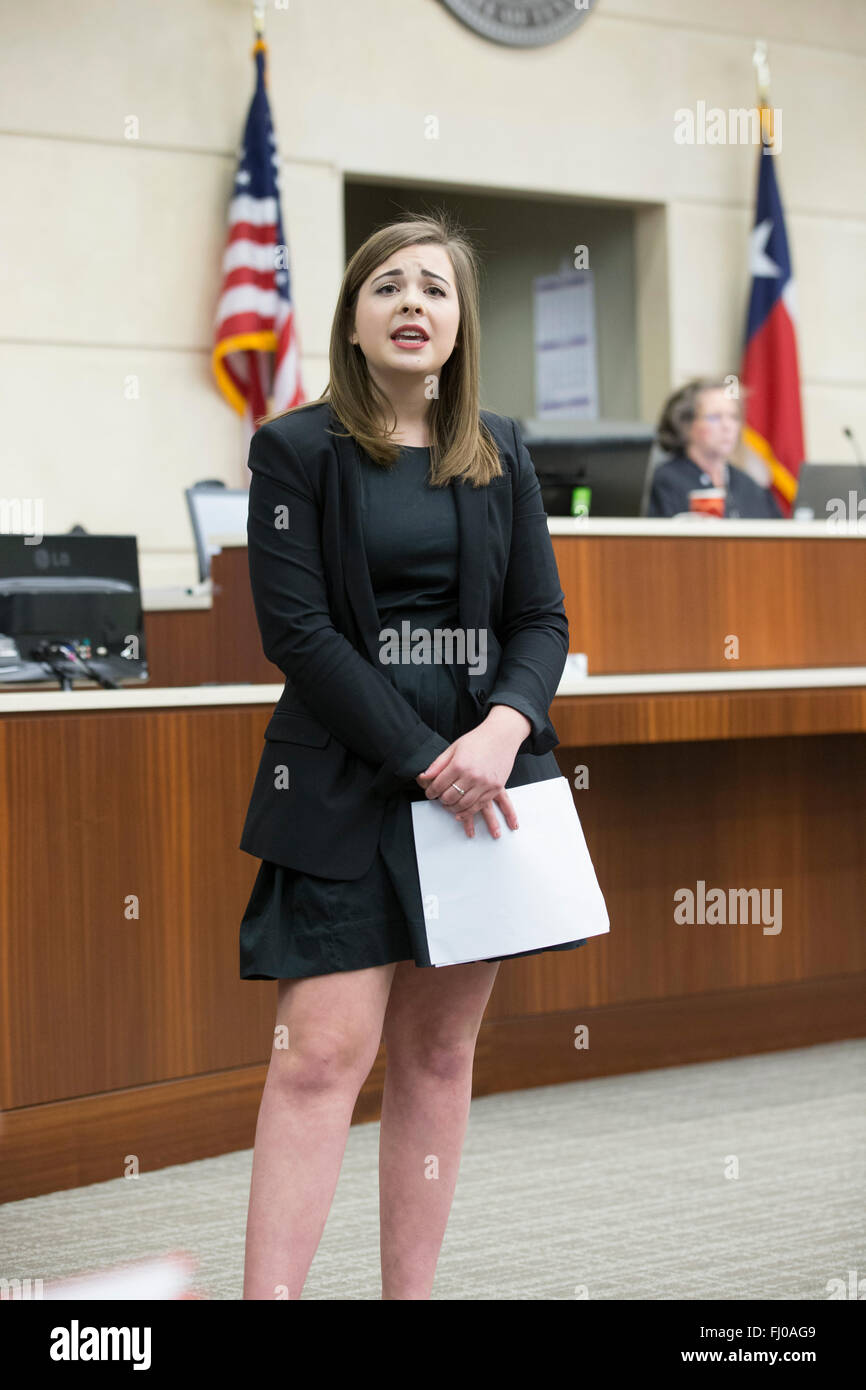 Teen posando como abogado defensor hace declaración de clausura durante el simulacro de juicio para los estudiantes de la escuela secundaria en una sala de Texas Foto de stock