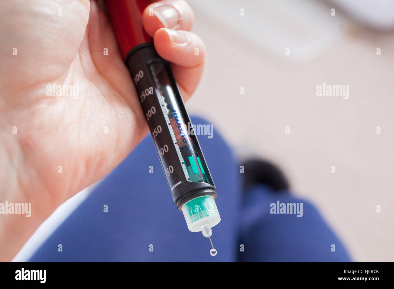 Un close-up de la insulina de acción lenta Levemir en la punta de una pluma de insulina. Foto de stock