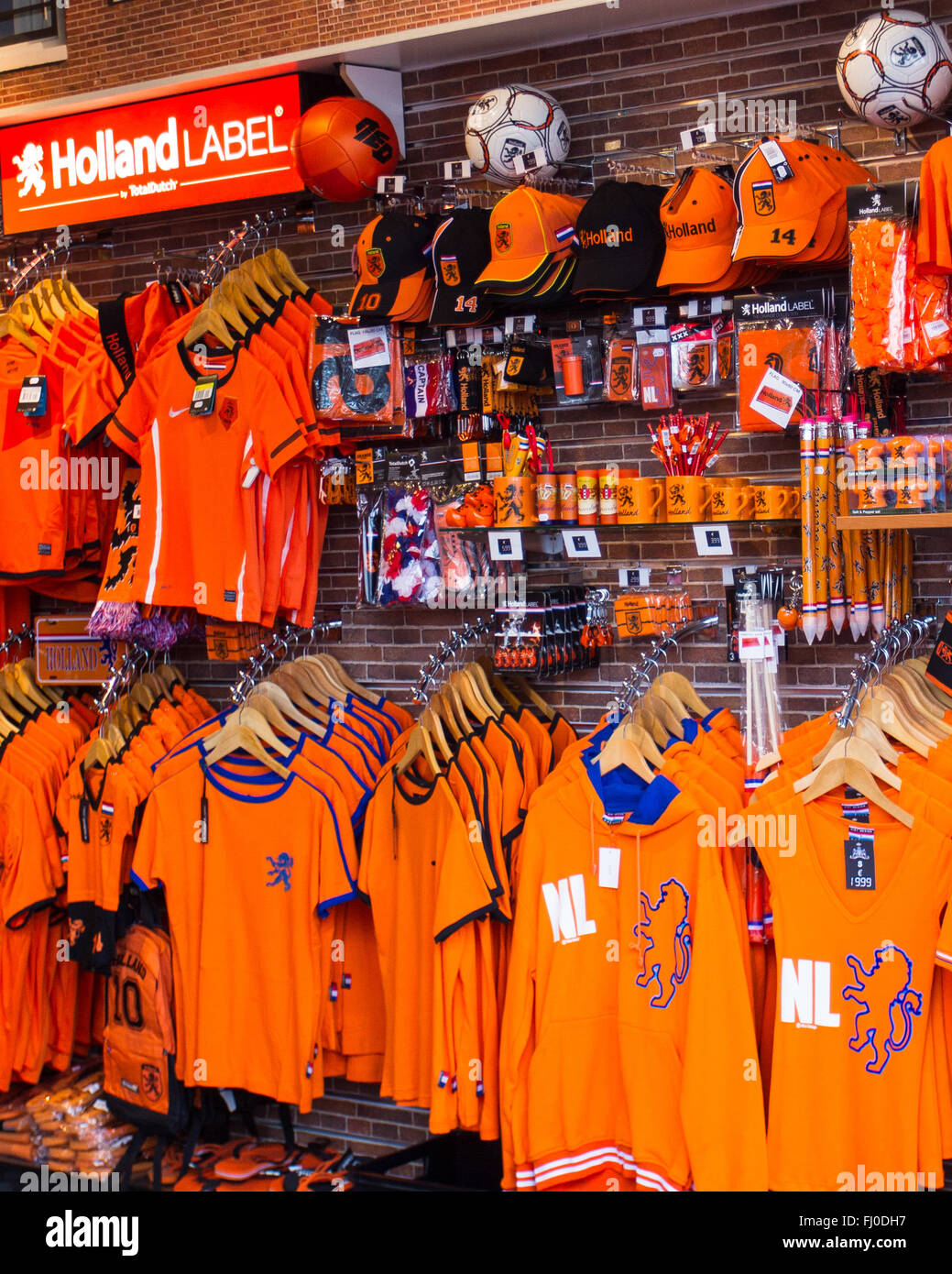Camisetas de fútbol, el equipo nacional holandés camisetas y chaquetas, sombreros y otros recuerdos, todos en el nacional de color naranja Fotografía de stock -