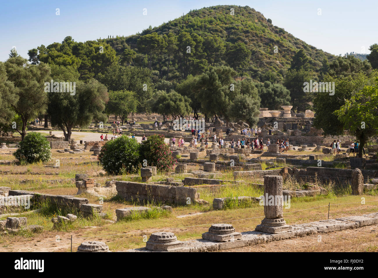 Olimpia, en el Peloponeso, Grecia. La antigua Olimpia. Grupos de visitantes pasear por las ruinas. Foto de stock