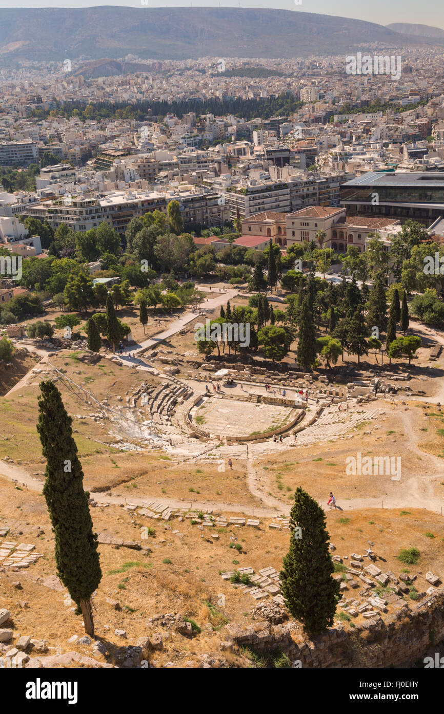 Atenas, Attica, Grecia. Teatro de Dionisios, visto desde la Acrópolis. Considerada la cuna de la tragedia griega Foto de stock