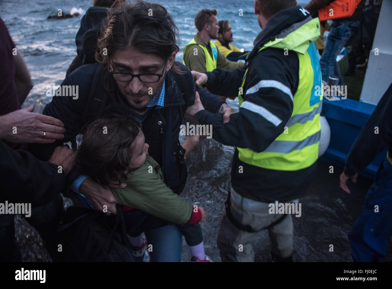 Los refugiados que llegan a las costas de Efthalou, Lesbos en Grecia. Foto de stock