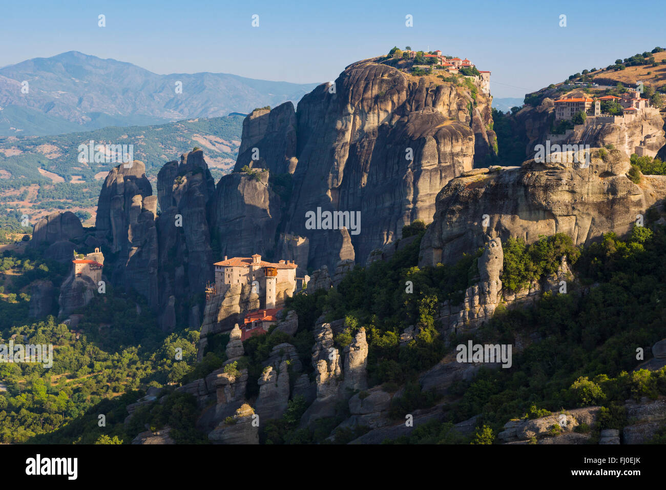 Meteora, Tesalia, Grecia. Panorama que muestra cuatro de los seis monasterios todavía en uso. Foto de stock