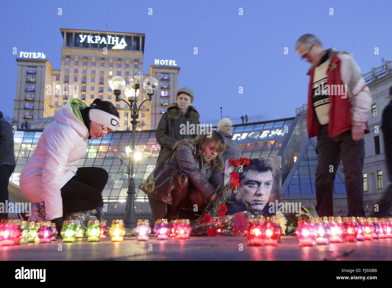 Enero 21, 2016 - ucranios encienden velas cerca de Boris Nemtsov's portrait durante una reunión para conmemorar Boris Nemtsov en la Plaza de la Independencia en Kiev, Ucrania el 27 de febrero de 2016. El político opositor ruso Boris Nemtsov fue asesinado en los muros del Kremlin en Moscú hace un año. © Anatolii Stepanov/Zuma alambre/Alamy Live News Foto de stock