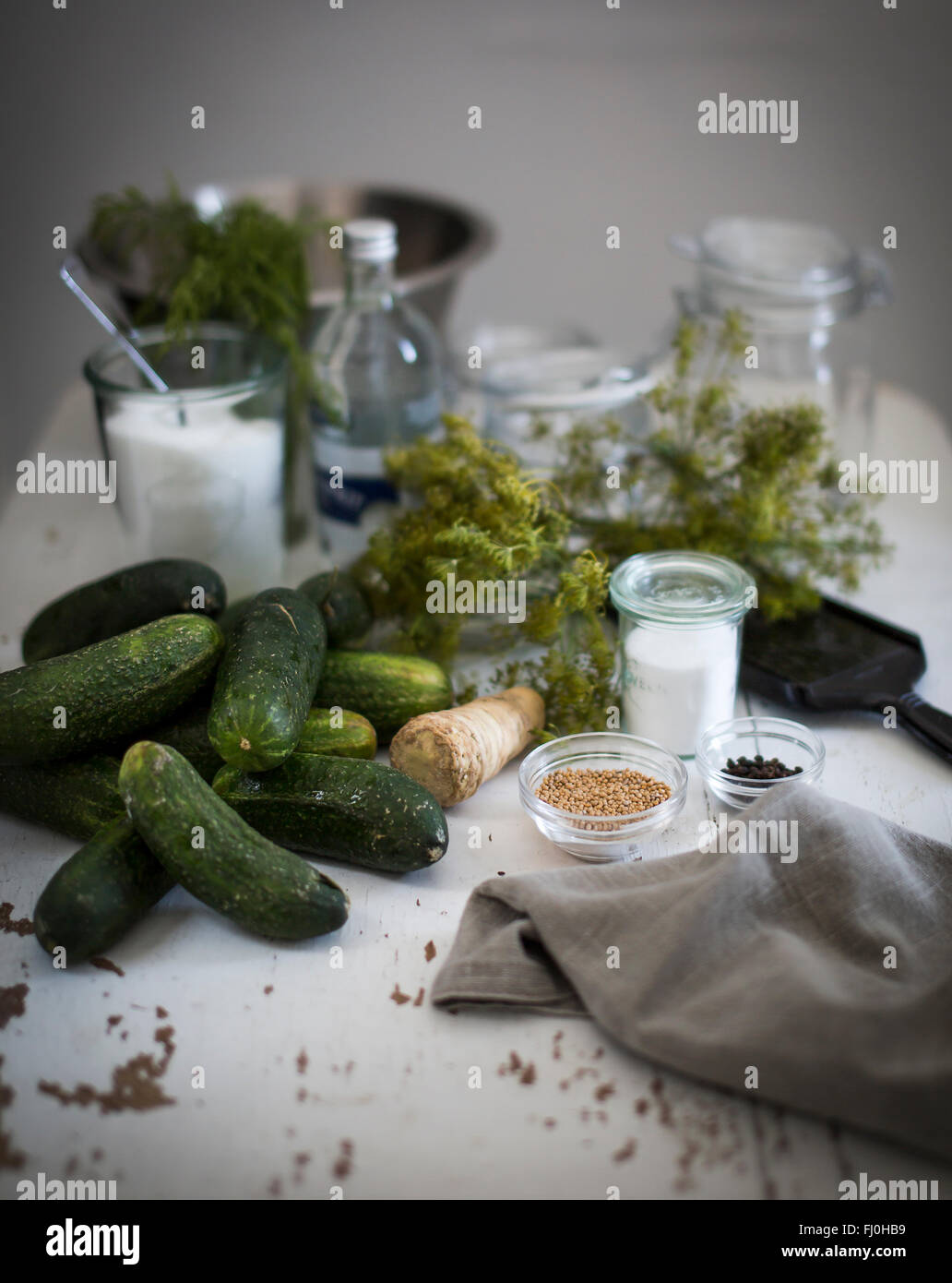 Ingredientes para el encurtido de pepinos en una tabla Foto de stock